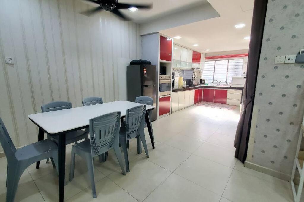 Hani Raisha Homestay, Seksyen 7 *